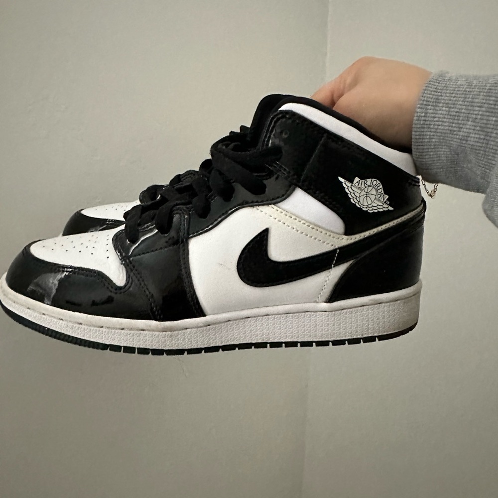 Air Jordan 1 Mid Youth Shoes